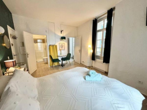Studio central place malespine proche port Vauban